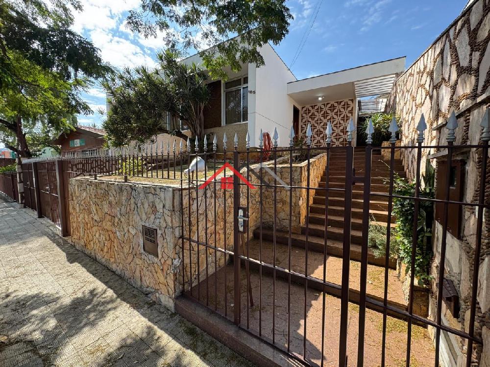 Casa belíssima com 5 dormitórios, churrasqueira e piscina, no centro de Águas de Lindóia/SP.